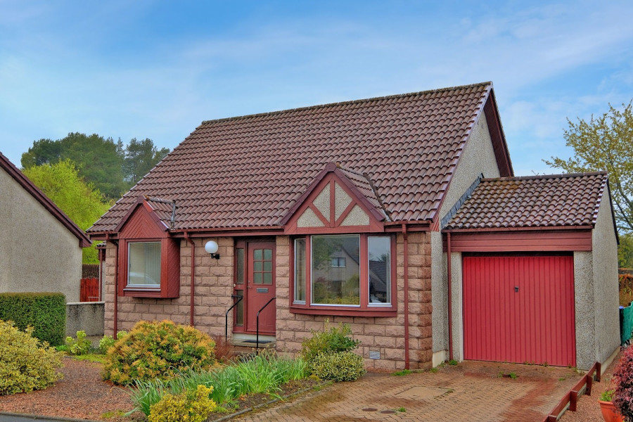 Photo of 8 David Mclean Drive, Alford, Aberdeenshire, AB33 8PW — offers over £185,000