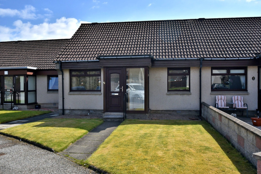 Photo of 32 Whitestripes Drive, Bridge of Don, Aberdeen, AB22 8WH — offers over £145,000