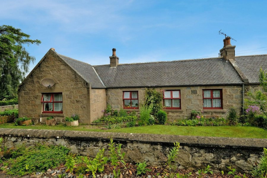 Photo of 2 Conglass Cottage, Inverurie, Aberdeenshire, AB51 5DN — offers over £155,000