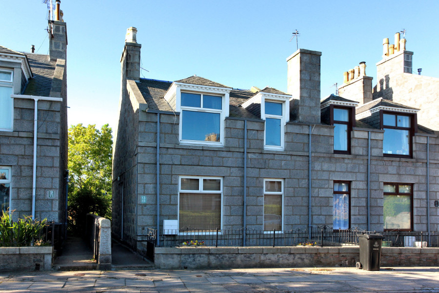 Photo of 15 Bedford Place, Aberdeen, AB24 3PA — offers over £92,000