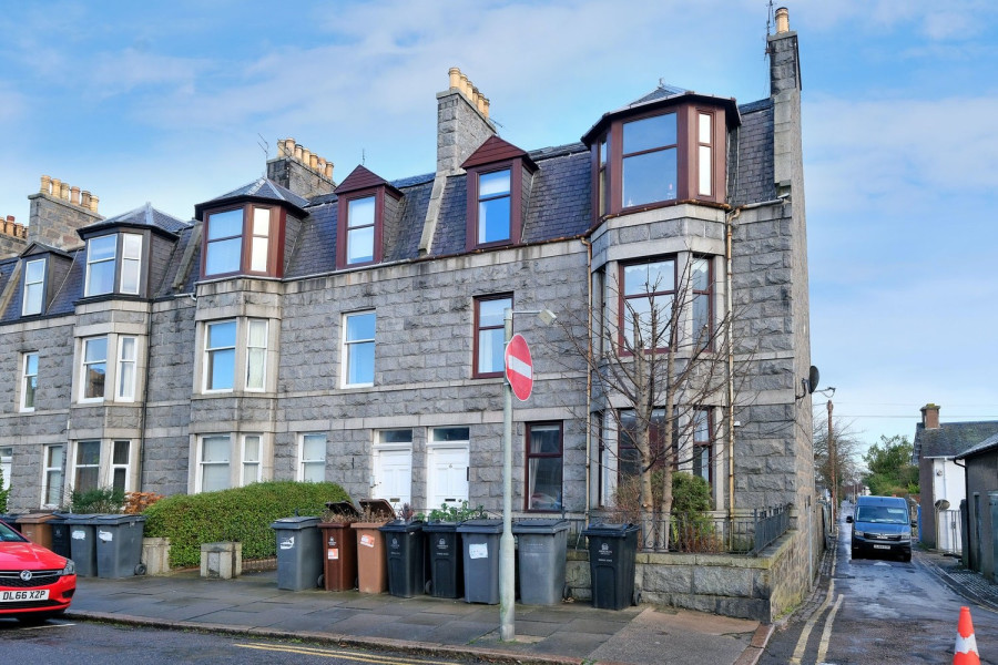 Photo of Flat 1, 6 Blenheim Place, Aberdeen, AB25 2DY — offers over £170,000